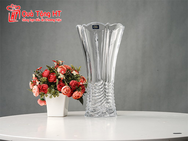 Bình cắm hoa làm quà tặng nhân viên nữ tinh tế