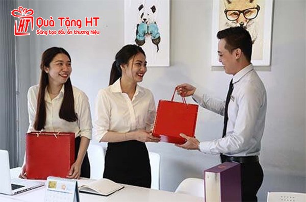 Ý nghĩa của quà tặng nhân viên nữ ngày 8/3 và 20/10