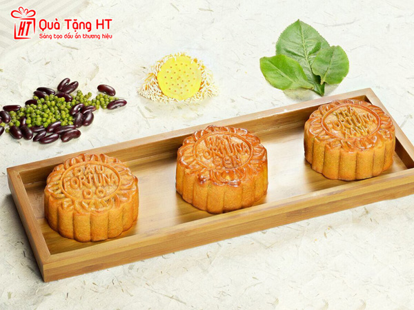 Tặng bánh trung thu cho nhân viên văn phòng