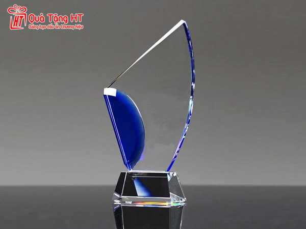 Cúp pha lê vinh danh nhân viên xuất sắc