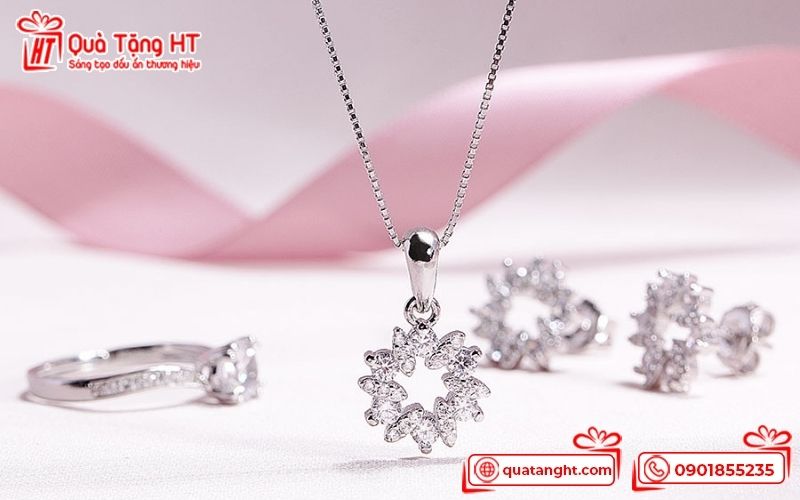 Mua trang sức làm quà tặng sinh nhật vợ