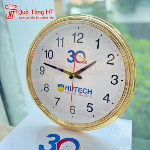 dong ho truong hoc hutech 2