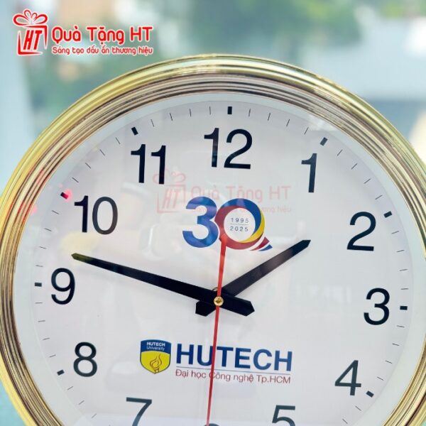 dong ho truong hoc hutech 3