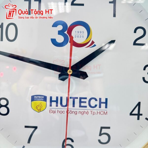 dong ho truong hoc hutech 4