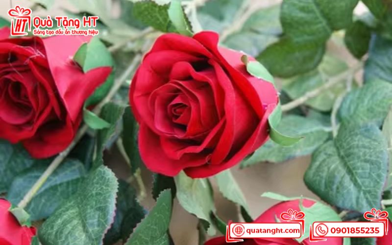 Hoa giả, lá khô hoặc hoa lụa tạo điểm nhấn