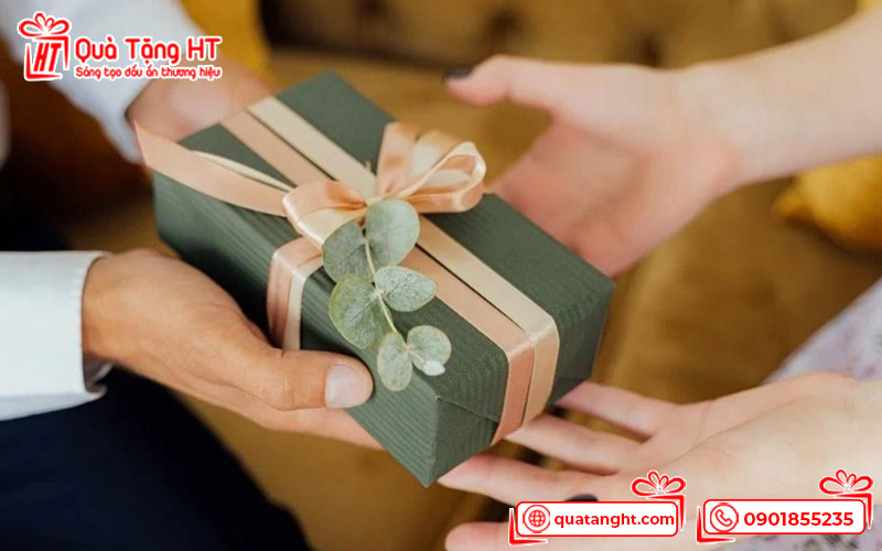 Những kinh nghiệm lựa chọn quà tặng kỷ niệm thành lập "đúng và trúng"